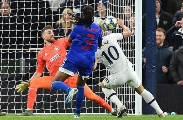 Aksi Harry Kane saat mencetak gol kedua untuk kemenangan Tottenham Hotspur atas Olympiakos dengan skor 4-2 di Liga Champions. (GLYN KIRK / IKIMAGES / AFP_