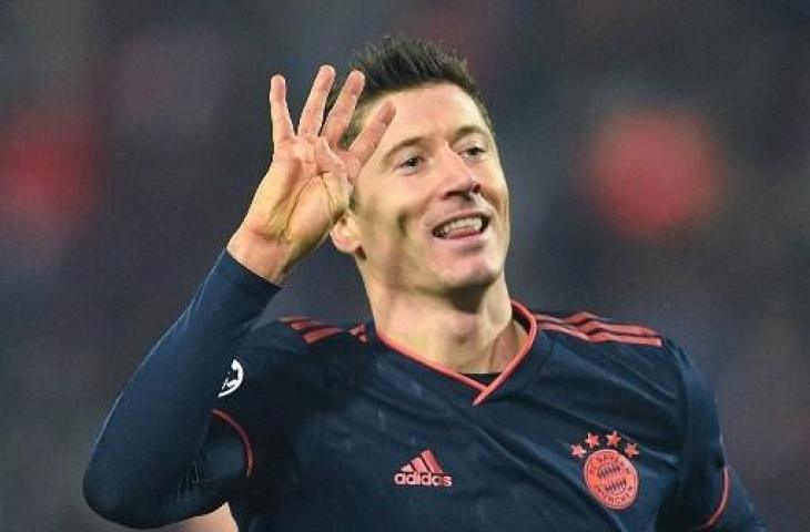 Selebrasi striker Bayern Munchen, Robert Lewandowski usai bikin empat gol ke gawang Red Star Belgrade. (ANDREJ ISAKOVIC / AFP)