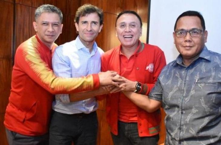 Luis Milla bersama para petinggi PSSI. (Twitter/@iriawan84).