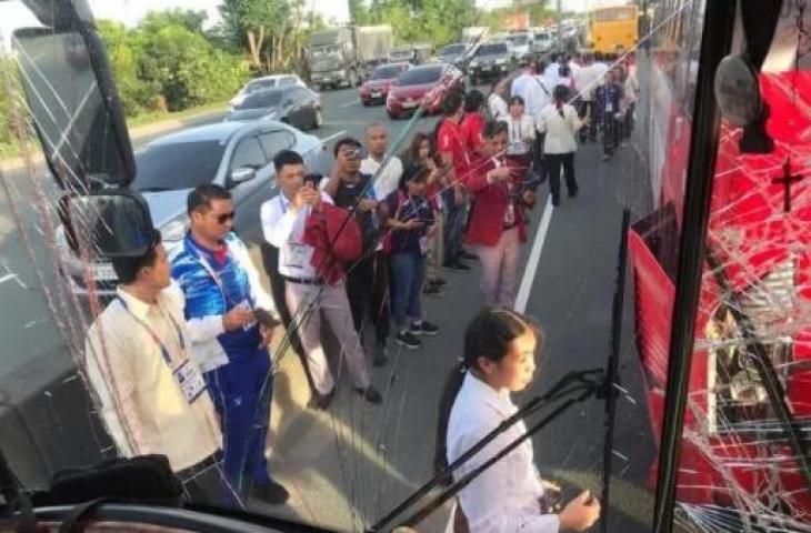 Screenshoot bus kontingen Vietnam tabrak bus kontingen Laos jelang pembukaan SEA Games 2019, Filipina, Sabtu (30/11/2019). [nld.com.vn ]