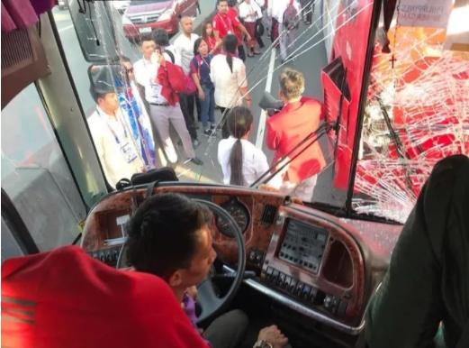 Bus kontingen Vietnam tabrak bus kontingen Laos jelang pembukaan SEA Games 2019, Filipina, Sabtu (30/11/2019). [nld.com.vn ]