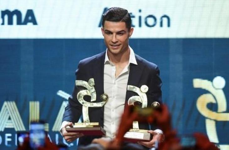 Cristiano Ronaldo meraih gelar pemain terbaik Italia 2018/2019 dalam acara Gran Gala del Calcio 2019 di Milan. (MIGUEL MEDINA / AFP)