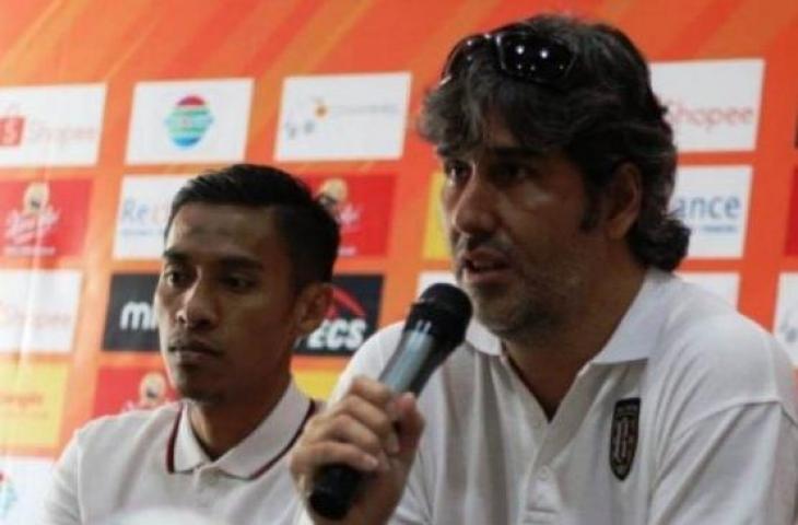 Pelatih Bali United, Stefano Cugurra (kanan) didampingi pemainnya, Fadil Sausu (kiri) di sela konferensi pers di Surabaya, Senin (23/09/2019). (Foto Fiqih Arfani)