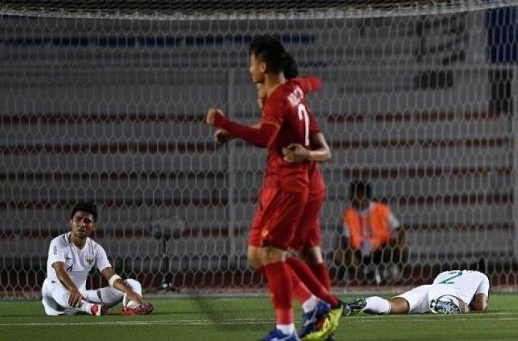 Dua pemain Timnas Indonesia U-22, Asnawi Mangkualam (kiri) dan Andy Setyo (kanan) meluapkan kekecewaan usai Vietnam mencetak gol pada laga cabang olahraga sepakbola Grup B SEA Games 2019 di Stadion Rizal Memorial, Manila, Filipina, Minggu (1/12/2019) malam WIB. [ANTARA FOTO/Sigid Kurniawan]