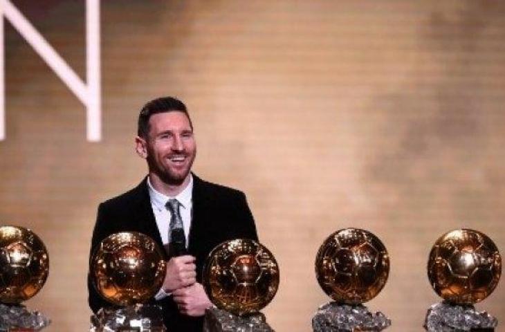 Bintang Barcelona Lionel Messi membuat rekor setelah meraih trofi Ballon d'Or untuk keenam kalinya pada tahun 2019 di Chatelet Theatre, Paris. (FRANCK FIFE / AFP)