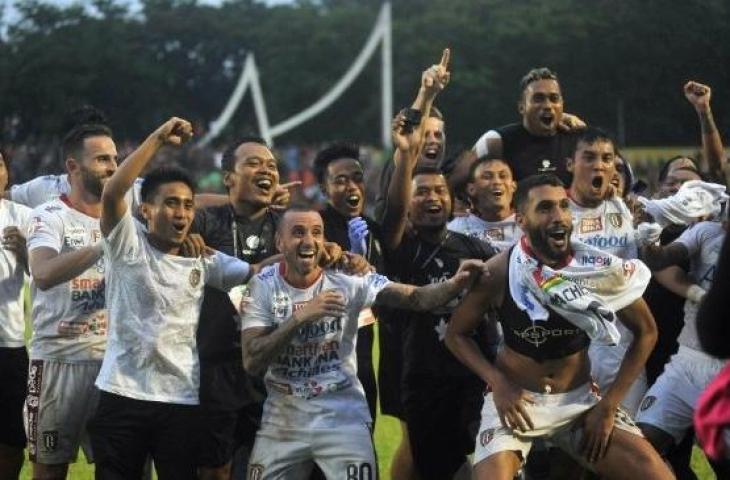 Pemain dan official tim Bali United merayakan kegembiraan mereka usai memastikan meraih gelar juara Liga 1 2019, di Stadion GOR H Agus Salim, Padang, Sumatera Barat, Senin (2/12/2019). Bali United mengunci gelar juara kompetisi Liga 1 2019 di pekan ke-30 setelah mengalahkan Semen Padang FC 2-0. (ANTARA FOTO/Iggoy el Fitra)