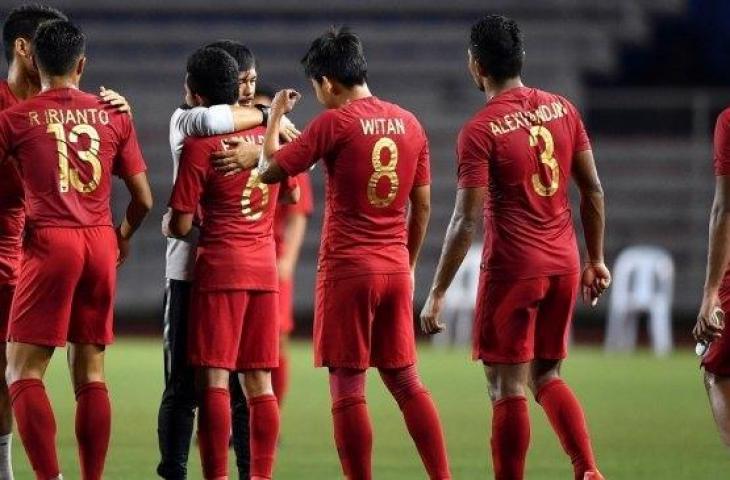 Pelatih Timnas Indonesia U-22, Indra Sjafri (ketiga dari kiri) memeluk Evan Dimas usai mengalahkan Myanmar dalam pertandingan semifinal SEA Games 2019 di Stadion Rizal Memorial, Manila, Filipina, Sabtu (7/12). [Antara/Sigid Kurniawan]