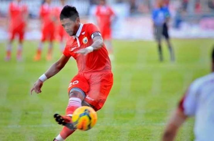 Striker Persija Bambang Pamungkas (kiri) menendang bola ke arah gawang Sriwijaya FC saat pertandingan Trofeo Persija 2015. (ANTARA FOTO/Yudhi Mahatma)