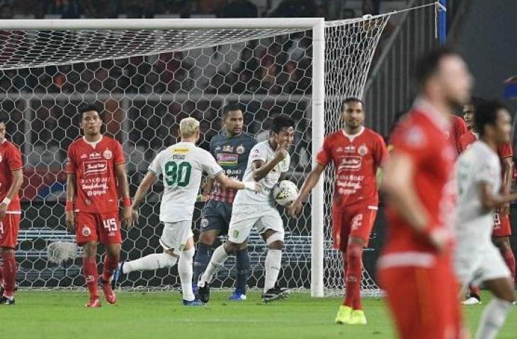 Pemain Persebaya Surabaya, Osvaldo Haay (kelima kiri) membawa bola usai mencetak gol ke gawang Persija Jakarta dalam lanjutan Liga-1 Indonesia di Stadion Utama Gelora Bung Karno (GBK), Jakarta, Selasa (17/12/2019). (ANTARA FOTO/M Risyal Hidayat/aww)