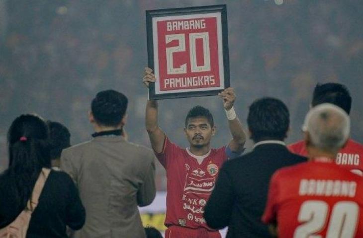 Pemain Persija Jakarta, Bambang Pamungkas (tengah) mengangkat kostum miliknya yang dibingkai usai melawan Persebaya Surabaya dalam lanjutan Liga 1 di Stadion Utama Gelora Bung Karno (GBK), Jakarta, Selasa (17/12/2019). Dalam laga tersebut Bambang Pamungkas mengakhiri kariernya di sepak bola sebagai pemain. (ANTARA FOTO/M Risyal Hidayat/pras)