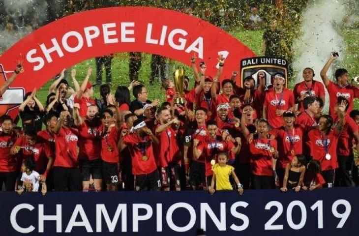 Para pesepak bola Bali United membawa trofi seusai penganugerahan juara Liga 1 2019 di Stadion I Wayan Dipta, Gianyar, Bali, Minggu (22/12/2019). (ANTARA FOTO/Nyoman Budhiana)