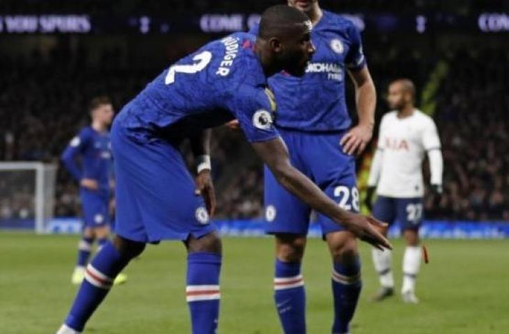 Reaksi bek sentral Chelsea, Antonio Rudiger usai dilempari suporter Tottenham Hotspur pada laga pekan ke-18 Liga Inggris 2019/2020 di Tottenham Hotspur Stadium, London, Senin (23/12/2019) dini hari WIB. [Adrian DENNIS / AFP]