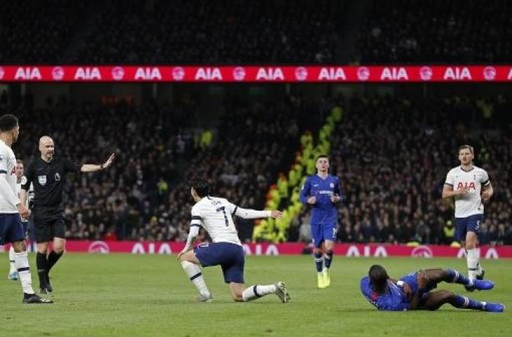 Pelanggaran Son Heung-min terhadap Antonio Ruediger. (Adrian Dennis/AFP).