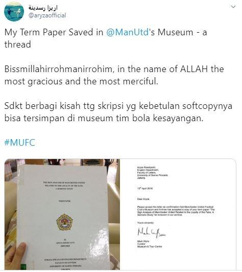 Skripsi anak Indonesia disimpan di museum Manchester United. (Twitter/@aryzaofficial).