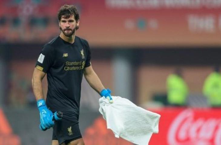 Kiper Liverpool, Alisson Becker, dalam penampilannya di Piala Dunia Antarklub 2019. (KARIM JAAFAR / AFP)