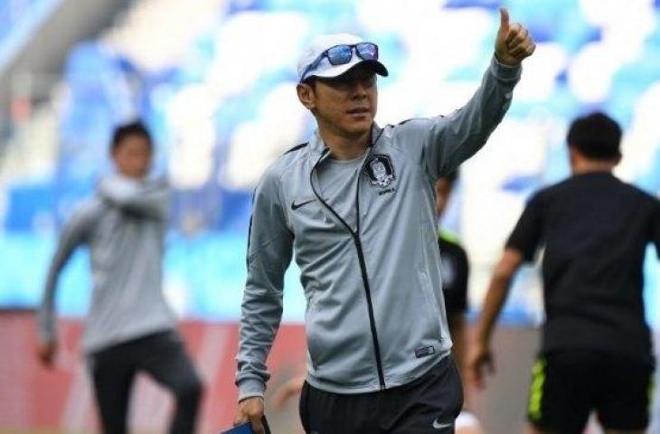 Pelatih Korea Selatan Shin Tae-yong saat memimpin sesi latihan skuatnya di Nizhny Novgorod Stadium. (Johannes EISELE / AFP)