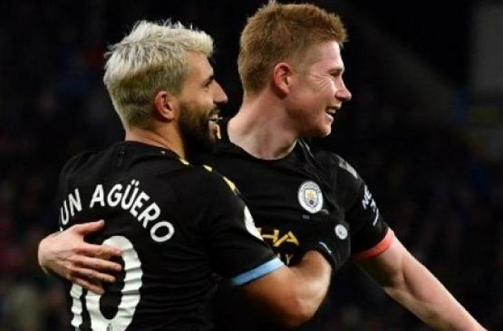 Striker Manchester City'Sergio Aguero (kiri) merayakan golnya ke gawang Aston Villa bersama dengan Kevin De Bruyne saat laga Liga Inggris di Villa Park. (Paul ELLIS / AFP)