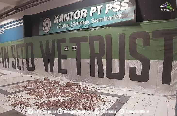 Kantor PSS Sleman disegel oleh suporter. (Twitter/@S1H_Slemania).