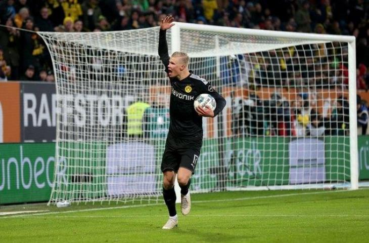 Selebrasi Erling Haaland usai mencetak gol ke gawang Augsburg. (Twitter/@BVB).