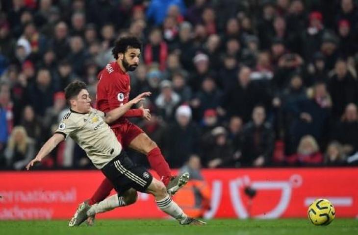 Aksi penyerang Liverpool, Mohamed Salah saat membobol gawang Manchester United dalam kemenangan 2-0. (PAUL ELLIS / AFP)