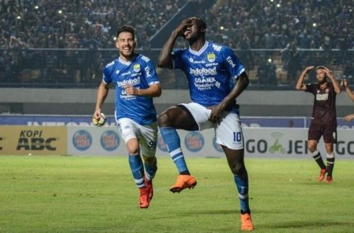 Pemain Persib Bandung, Ezechiel Ndouasel dan Jonathan Bauman melakukan seleberasi seusai mencetak gol ke gawang PSM Makasar dalam lanjutan Liga 1 2019 di Stadion Gelora Bandung Lautan Api (GBLA), Bandung, Jawa Barat, Rabu (23/5/2019) malam. (ANTARA)