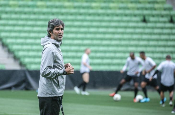 Pelatih Bali United, Stefano Cugurra, saat memimpin skuatnya latihan resmi jelang laga melawan Melbourne Victory. (Dok. Bali United)