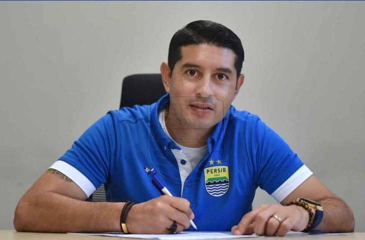 Esteban Viscara bertahan di Persib Bandung. (Dok. Persib).