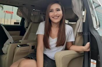 Ayu Ting Ting Olahraga Pakai Sport Bra, Netizen Sentil Aurat