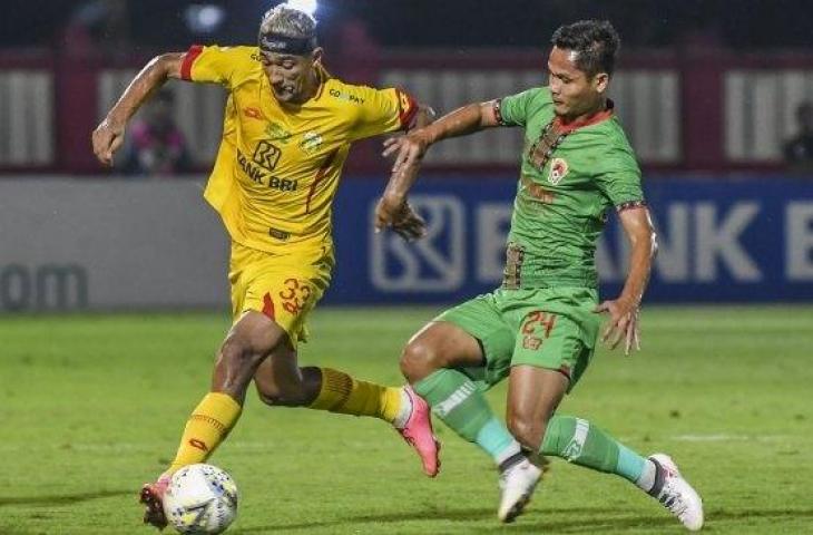 Pemain Bhayangkara FC, Bruno Matos (kiri) berusaha melewati pesepak bola Kalteng Putra Fajar Handika (kanan) pada laga lanjutan Liga 1 2019 di Stadion PTIK, Jakarta, Senin (16/12/2019). (ANTARA FOTO/Galih Pradipta/wsj)