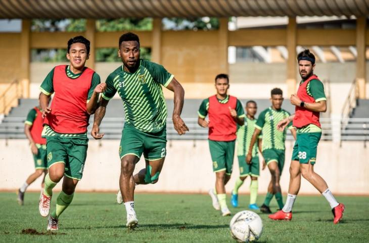 Muhammad Kemaluddin (kiri) berebut bola dengan penyerang Patrich Wanggai pada sesi latihan Persebaya Surabaya. (Dok. Persebaya)