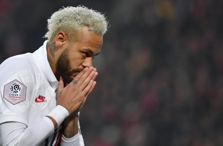 Penyerang Paris Saint-Germain, Neymar, berselebrasi usai mencetak gol ke gawang Lille (LOSC) di Stadion Pierre-Mauroy di Villeneuve d'Ascq pada 26 Januari 2020. (Denis Charlet/AFP).