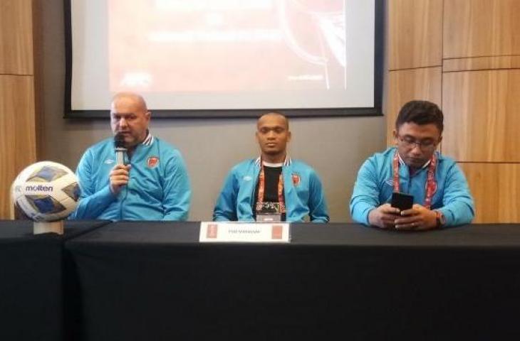 Pelatih PSM Makassar, Bojan Hodak (kiri) dan pemainnya Ferdinand Sinaga (tengah) dalam jumpa pers sehari jelang pertandingan melawan Lalenok United, Selasa (28/1/2020). (Suara.com/Adie Prasetyo Nugraha).