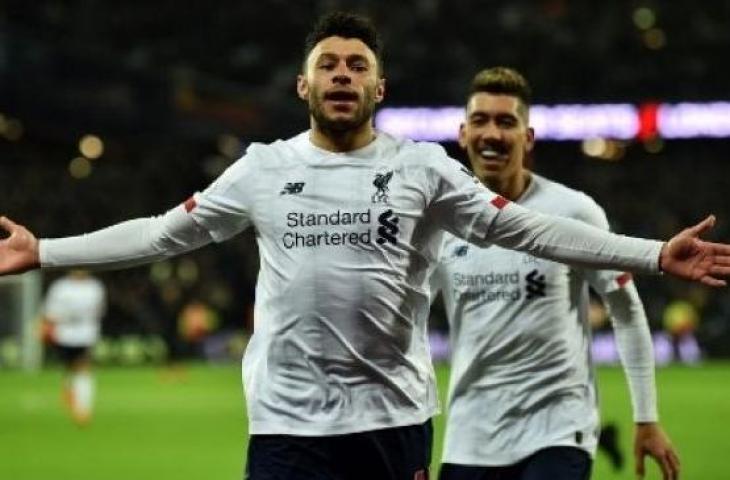 Gelandang Liverpool, Alex Oxlade-Chamberlain merayakan golnya ke gawang Westt Ham United di laga Liga Primer Inggris. (Glyn KIRK / AFP)