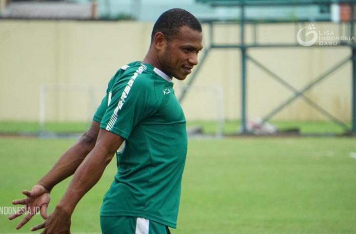 Frank Rikhard Sokoy trial bersama Persebaya Surabaya. (Dok. LIB).