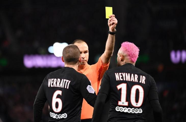 Neymar mendapat kartu kuning dalam pertandingan PSG vs Montpellier. (Franck Fife/AFP).