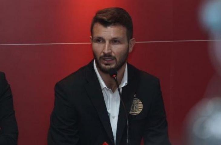 Pemain anyar Persija Jakarta, Marco Motta menjawab pertanyaan awak media di Kantor Persija, Kuningan, Jakarta, Senin (3/2/2020). (Dok. Persija)