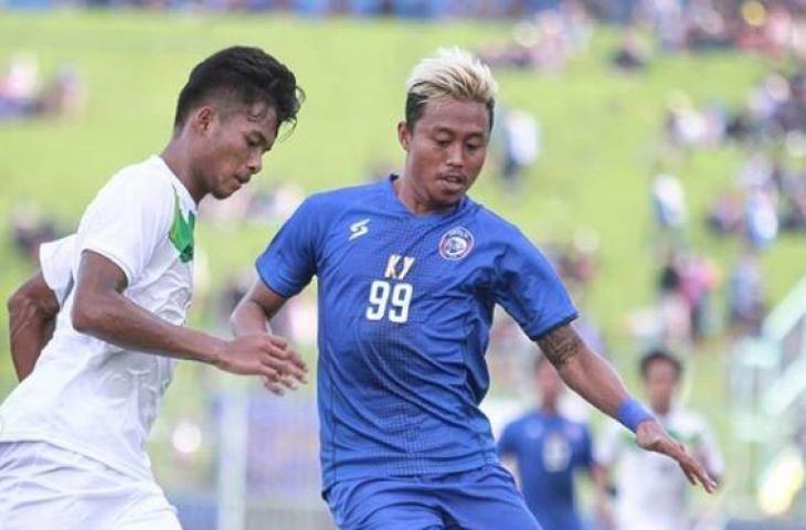 Kushedya Hari Yudo saat tampil membela Arema FC di laga uji coba kontra Semeru FC. (Instagram/aremafcofficial)