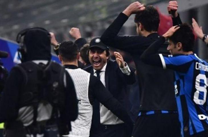 Pelatih Inter Milan Antonio Conte merayakan kemenangan skuatnya atas AC Milan di lanjutan Serie A Italia. (MARCO BERTORELLO / AFP)