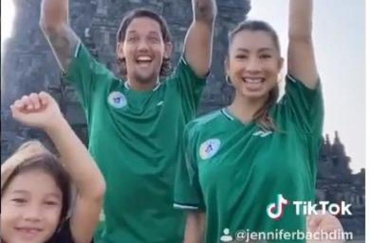 Irfan Bachdim dan Jennifer goyang TikTok di Candi Prambanan. (Instagram/@jenniferbachdim).