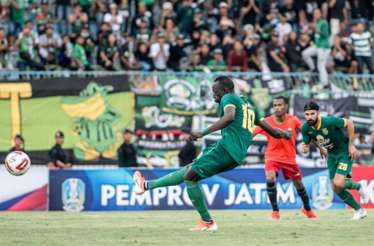 Gelandang Persebaya Surabaya, Makan Konate, saat mengeksekusi penalti dalam pertandingan melawan Bhayangkara FC. (Dok. Persebaya).