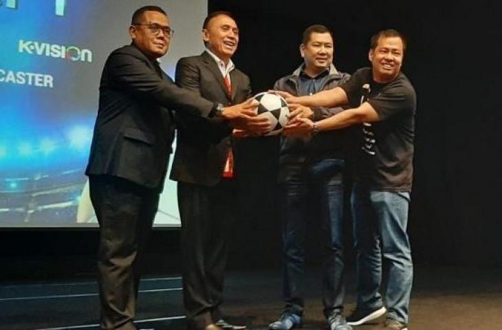 Direktur Utama PT Liga Indonesia Baru (LIB) Cucu Soemantri (kiri), Ketua Umum PSSI Mochamad Iriawan (kedua kiri), dan Pemilik MNC Group Harry Tanoesodibjo (kedua kana) saat jumpa pers terkait hak siar Liga 1 2020 dan Liga 2 2020. (suara.com/Adie Prasetyo Nugraha)