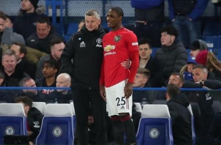 Penyerang Manchester United, Odion Ighalo (kanan) bersiap tampil sebagai pemain pengganti pada laga Liga Inggris 2019/2020 kontra Chelsea di Stamford Bridge, London, Selasa (18/2/2020) dini hari WIB. [Laman resmi Man United]