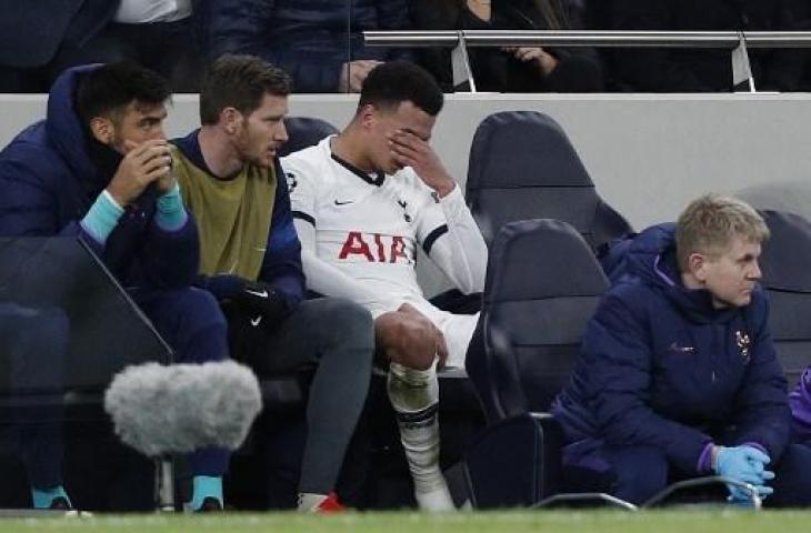 Gelandang Tottenham Hotspur, Dele Alli terlihat kecewa usai diganti. (ADRIAN DENNIS / AFP)