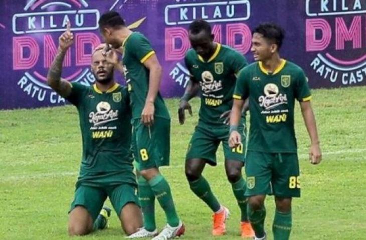 Pesepak bola Persebaya David da Silva (kiri) melakukan selebrasi bersama rekannya setelah mencetak gol ke gawang Arema FC dalam laga semifinal Piala Gubernur Jawa Timur di Stadion Gelora Soeprijadi, Kota Blitar, Jawa timur, Selasa (18/2/2020). (ANTARA Jatim/Irfan Anshori/zk)