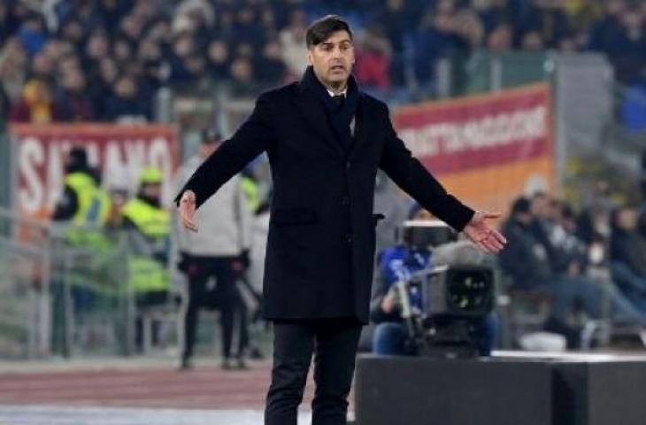 Pelatih AS Roma, Paulo Fonseca, memberikan instruksi kepada skuatnya. (Andreas Solaro/AFP).