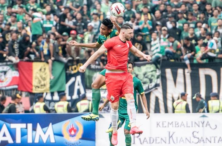 Bek muda Persebaya Surabay, Rizky Ridho saat berduel dengan Marko Simic dalam laga final Piala Gubernur Jatim 2020. (Dok. Persebaya)