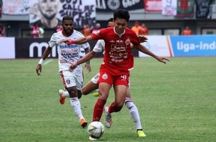 Pesepak bola Bali United Fadil (tengah) berusaha membayangi pesepak bola Persija Jakarta Feby Eka Putra (kanan) pada laga pertandingan Liga 1 2019. (ANTARA FOTO/Risky Andrianto/foc)