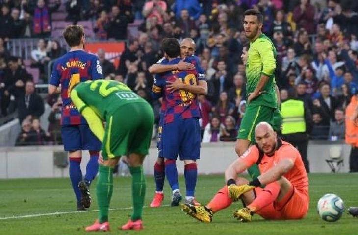 Momen Martin Braithwaite dan Lionel Messi saat berpelukan. (JOSEP LAGO / AFP)