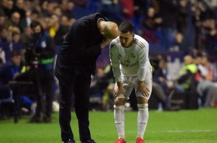 Penyerang Real Madrid, Eden Hazard, nampak kesakitan kala pertandingan melawan Levante. (JOSE JORDAN / AFP)