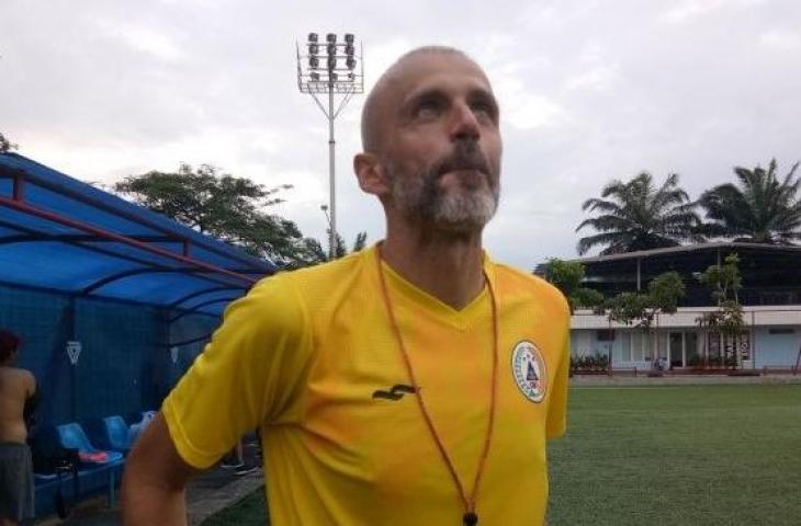 Pelatih PSS Sleman Eduardo Perez saat ditemui di Lapangan Aldiron, Jakarta, Jumat (24/1/2020). (Suara.com/Adie Prasetyo Nugraha)